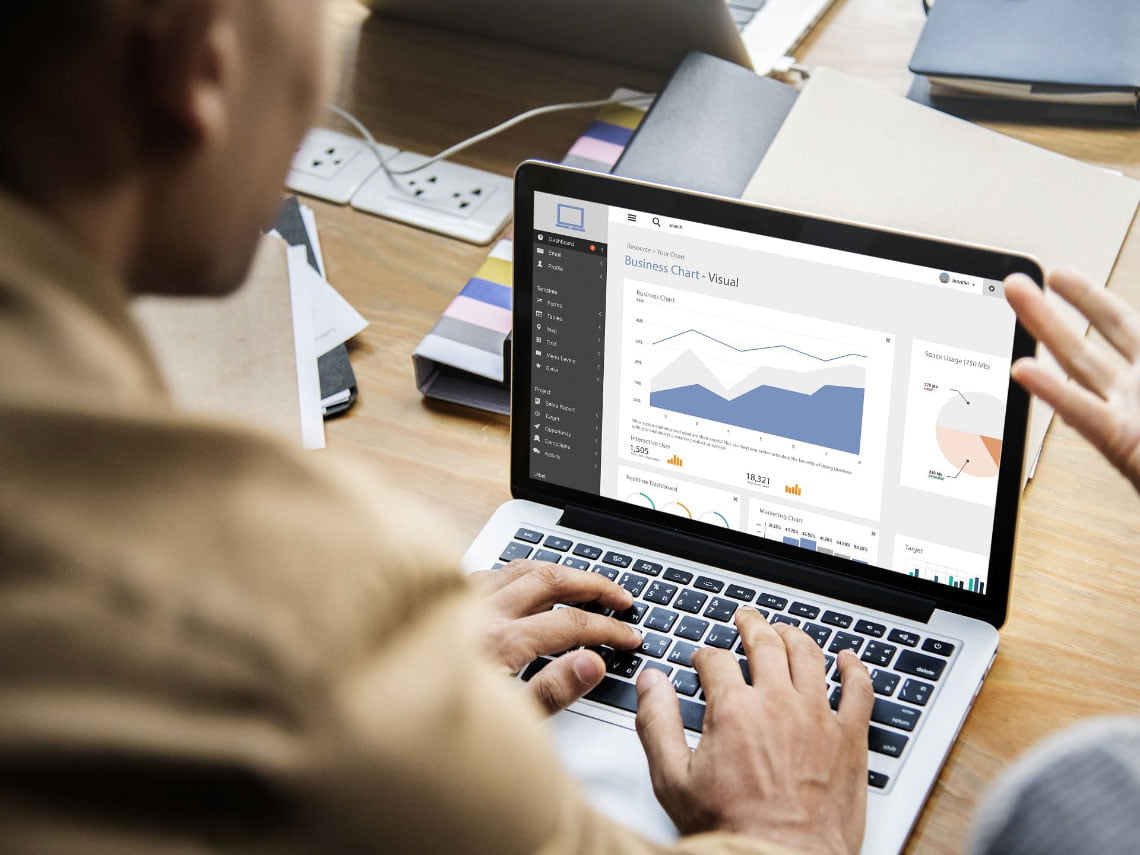 Man typing on laptop, Unternehmensformen in Serbien