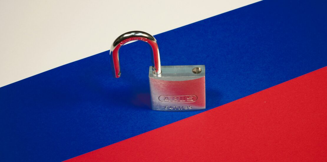 Russian flag with opened padlock, Geldtransfer von Serbien nach Russland