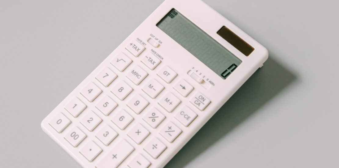 Calculator with sum null, Steuern in Serbien